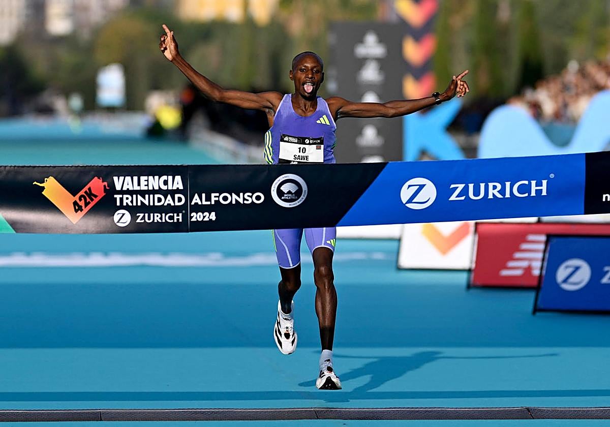 Sabastian Sawe ganando la maratón de Valencia en 2024