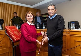 La popular Amparo Fort entrega la vara de mando al actual alcalde de Chiva, Ernesto Navarro.