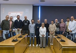 Foto de familia tras la presentación del acuerdo.