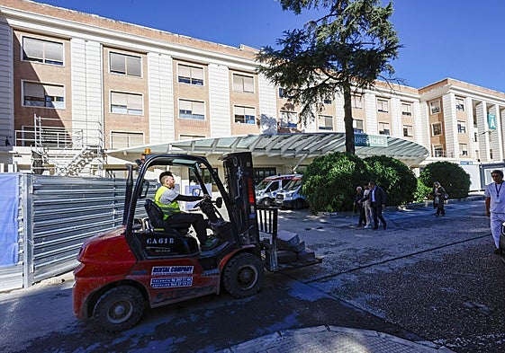 Máquinas y obreros, junto a pacientes y médicos en el hospital General.
