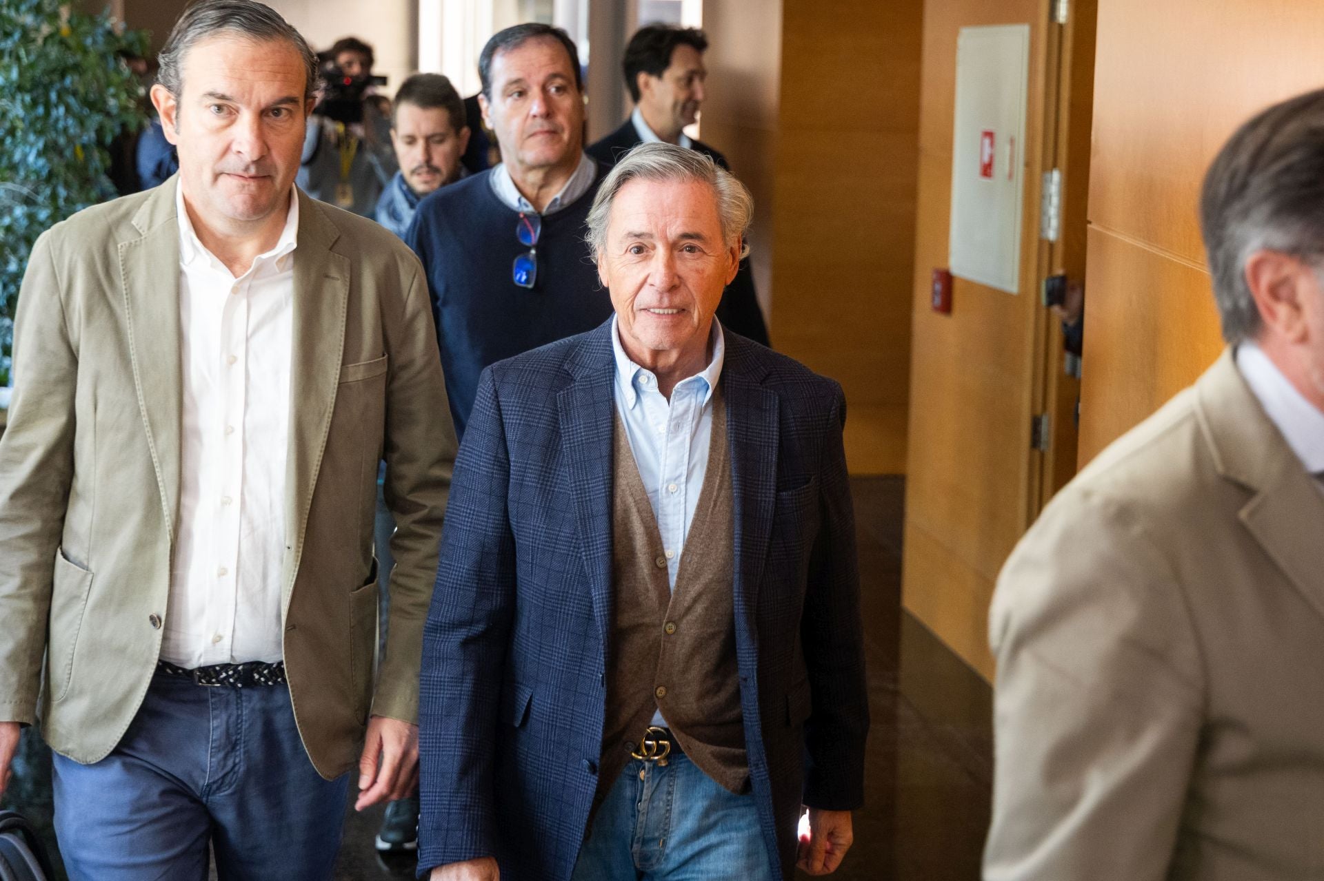 Pérez Llorca presenta su candidatura para suceder a Mazón