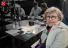 Pilar Roig, en la parte dulce del almuerzo en el Central Bar de Ricard Camarena, en el Mercado Central.