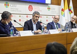 Fernando Belzunce (segundo por la izquierda), durante su coloquio con, de izquierda a derecha, Pablo Salazar, Higinio Marín y Jesús Trelis.