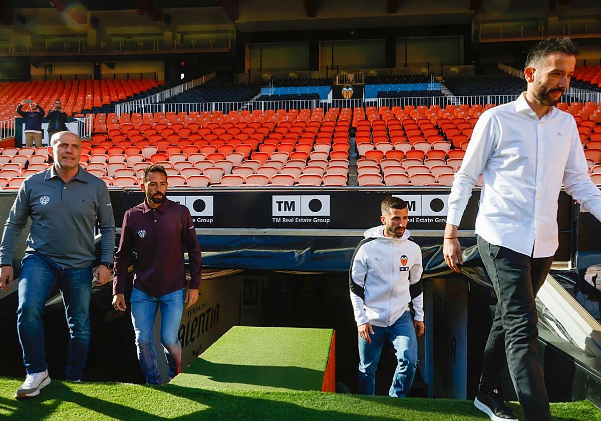 Imagen principal - Posado de los capitanes y entrenadores del Valencia y Levante en Mestalla