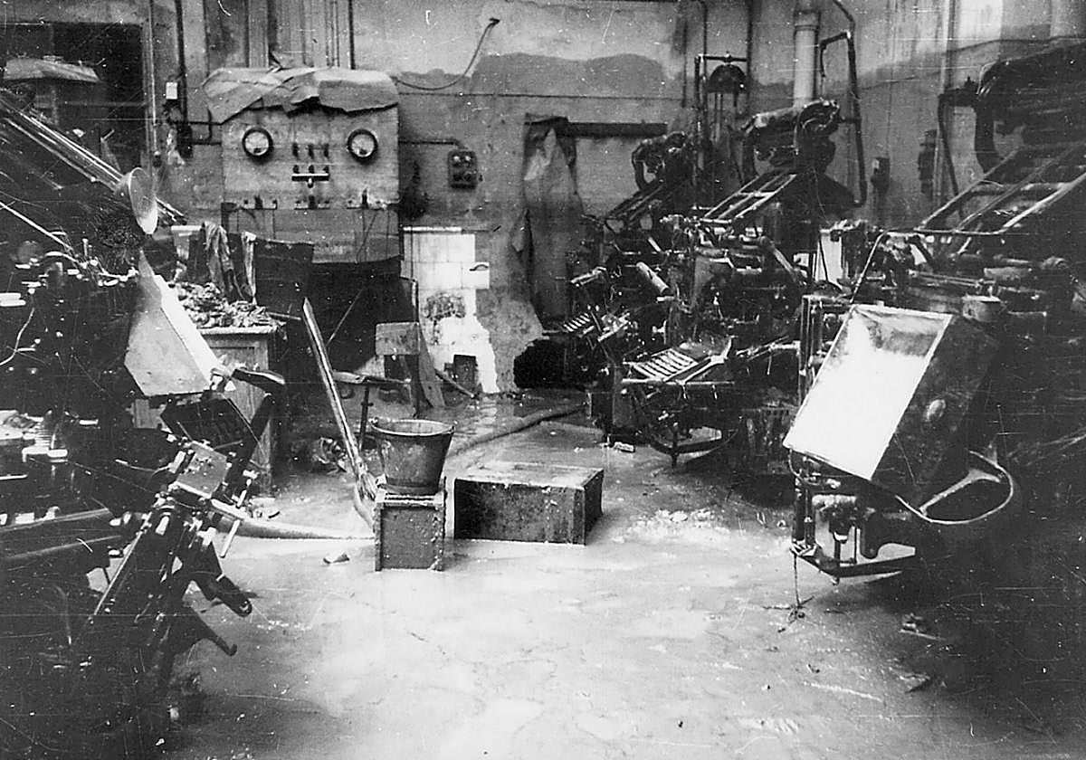 Sala de linotipias.Las instalaciones del periódico, en la Alameda, fueron gravemente dañadas en 1957.