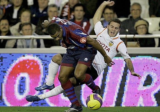 Un instante del derbi entre Valencia y Levante de la temporada 2007-08.