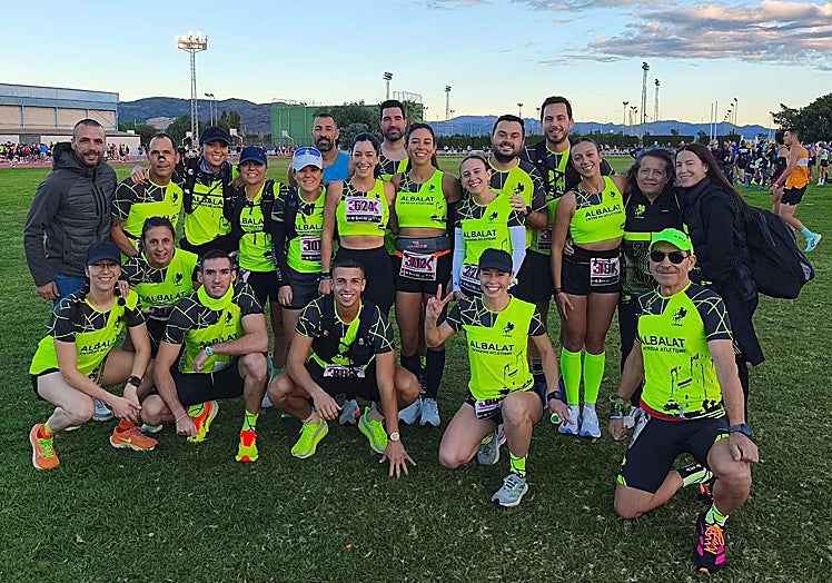 Socios del equipo contentos antes de una competición