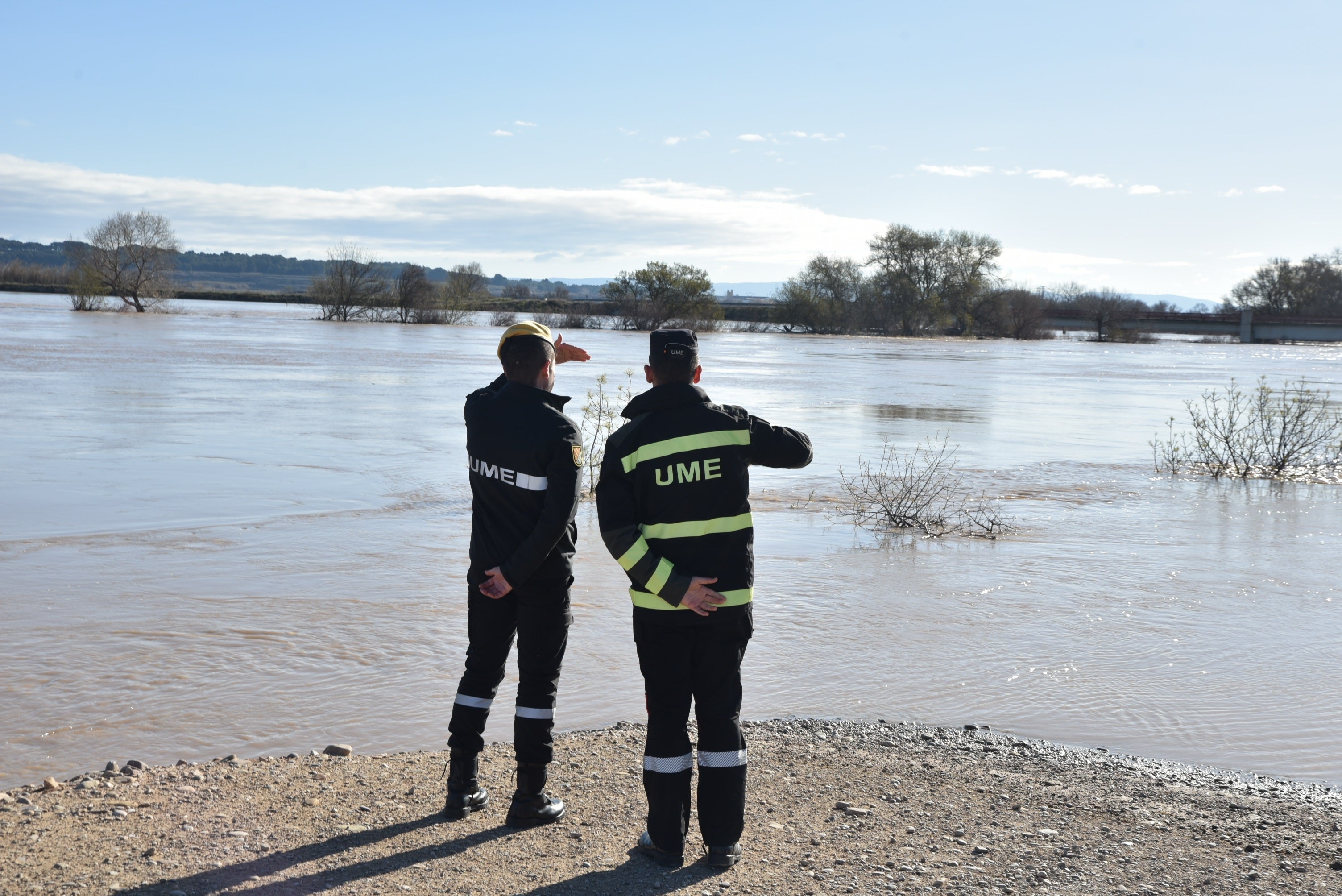 Miembros de la UME vigilan el Ebro durante una crecida.