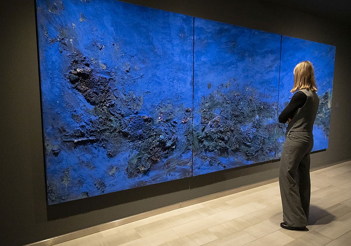 Una mujer contempla una de las obras de Cristina Babiloni.