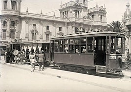 Unidad de la Línea 3 del tranvía a su paso por la plaza del Ayuntamiento de Valencia.