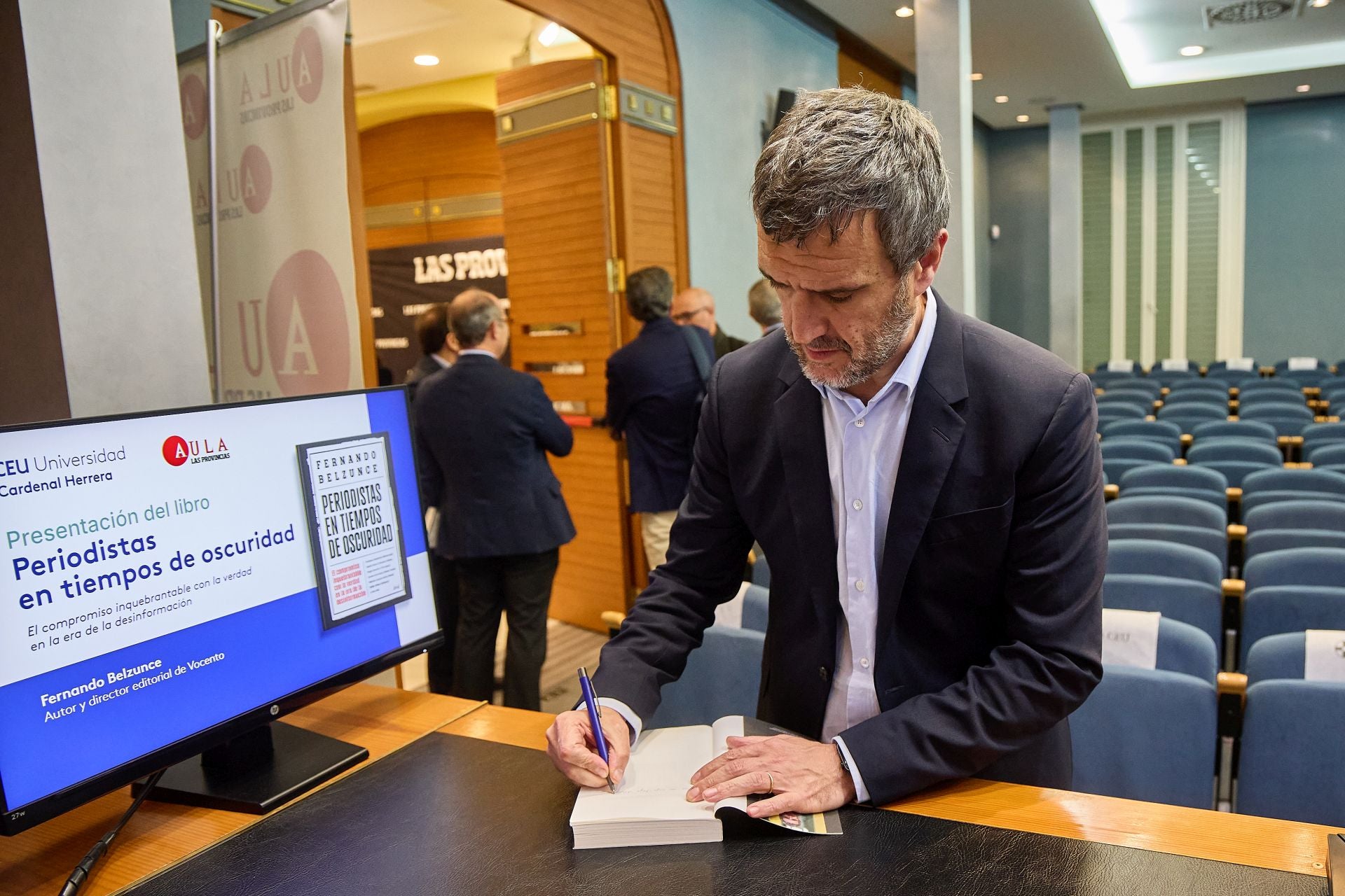 FOTOS | Fernando Belzunce presenta su libro &#039;Periodistas en tiempos de oscuridad&#039; en el Aula de LAS PROVINCIAS