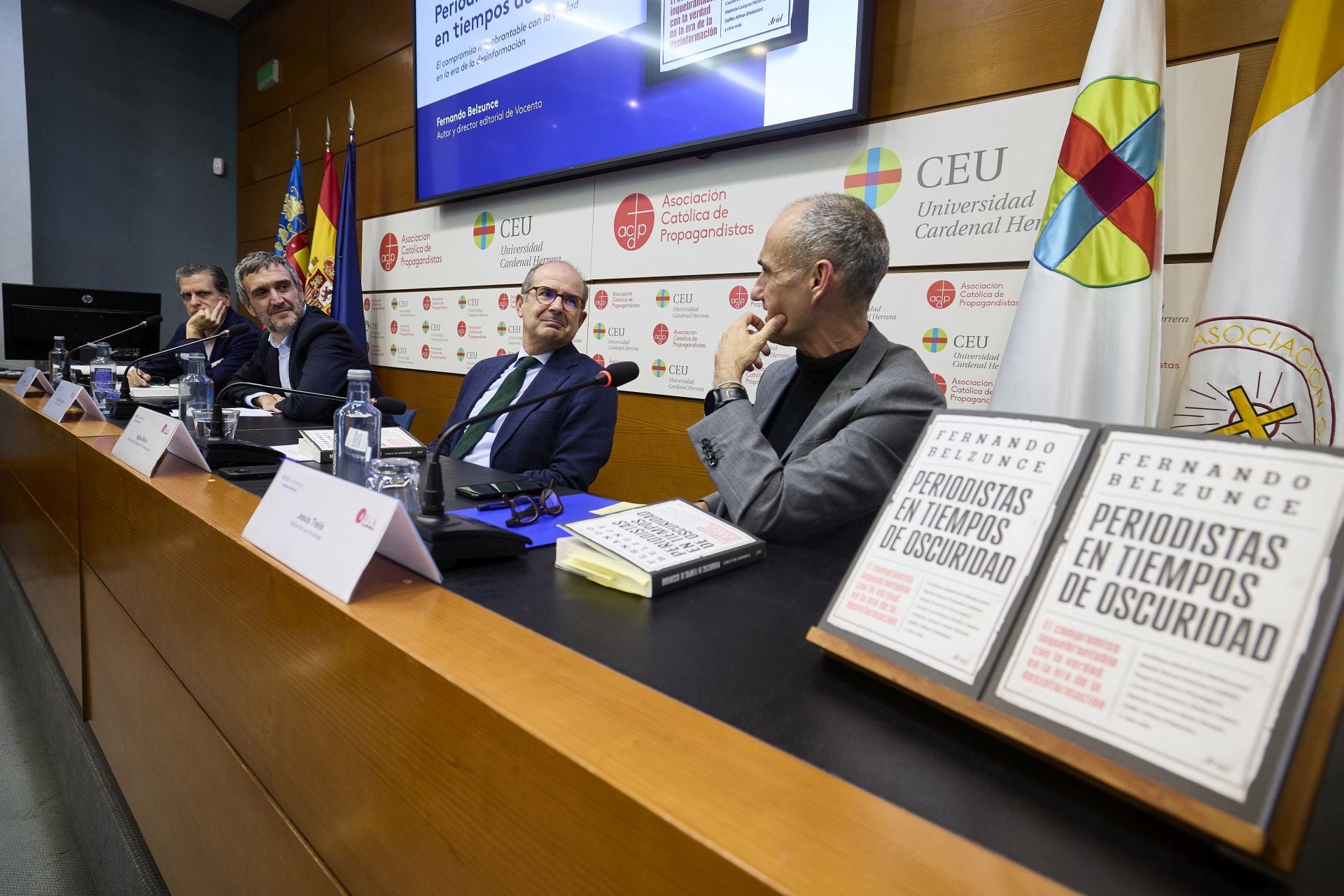 FOTOS | Fernando Belzunce presenta su libro &#039;Periodistas en tiempos de oscuridad&#039; en el Aula de LAS PROVINCIAS