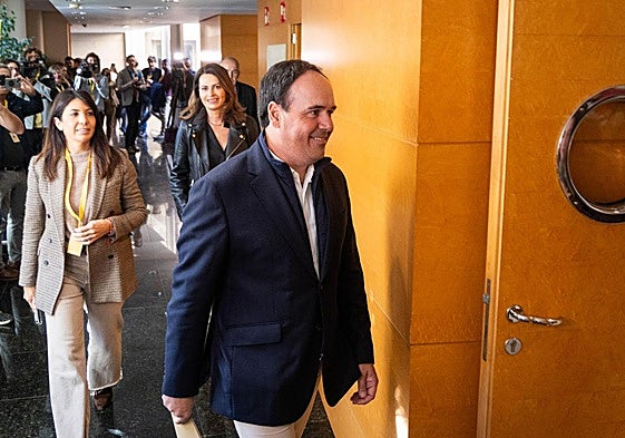 Pérez Llorca entra en la sala Vinatea de Les Corts donde le esperaban sus compañeros para ratificar su candidatura.