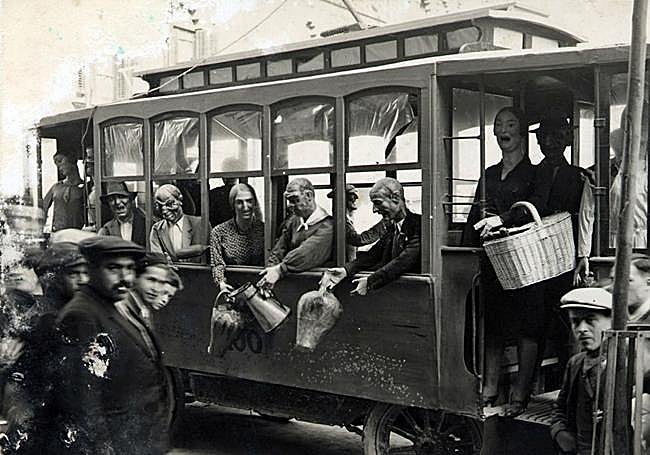 Una falla que representa a un tranvía cargado de pasajeros en una imagen sin datar.