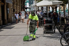 Barrendero trabajando.