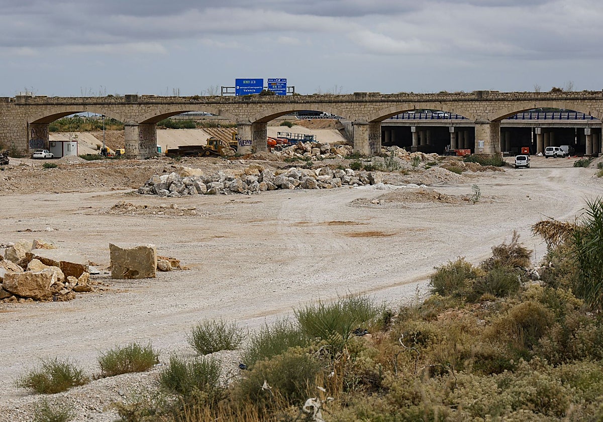 Cauce del barranco del Poyo a la altura de la A-3 en Riba-roja.