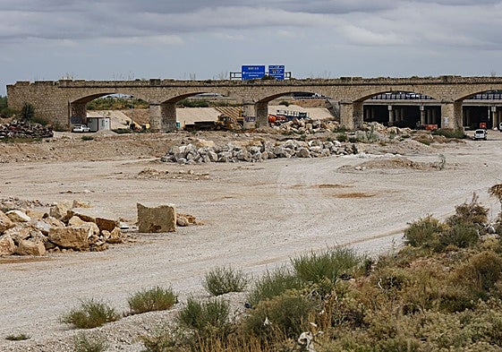 Cauce del barranco del Poyo a la altura de la A-3 en Riba-roja.