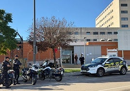 Vigilancia policial en el centro de salud de La Coma.
