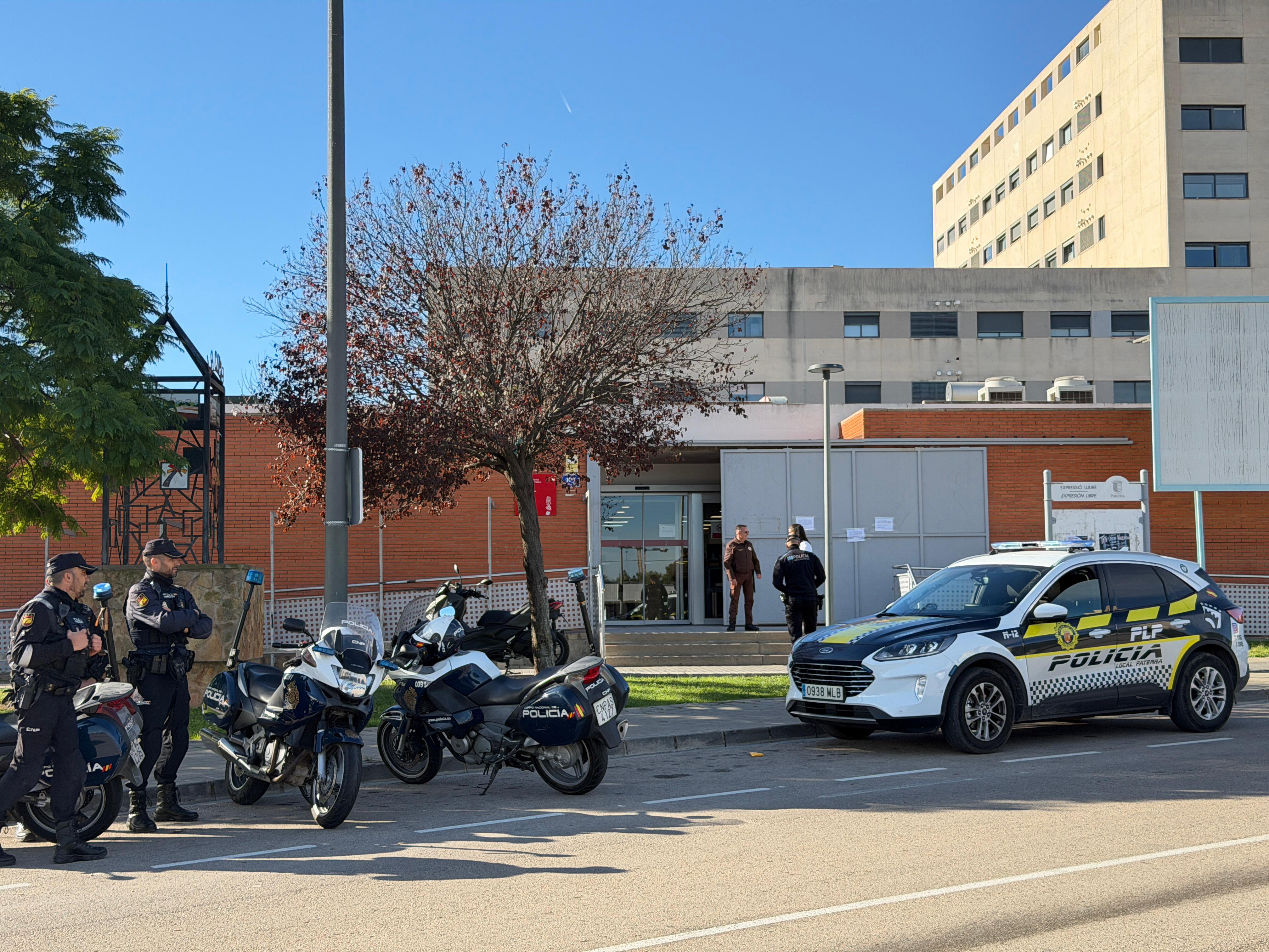 Vigilancia policial en el centro de salud de La Coma.