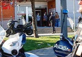 Despliegue de efectivos policiales en el centro de salud de La Coma.