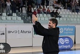 Toni Malla, técnico del Fertiberia, aplaude a los aficionados