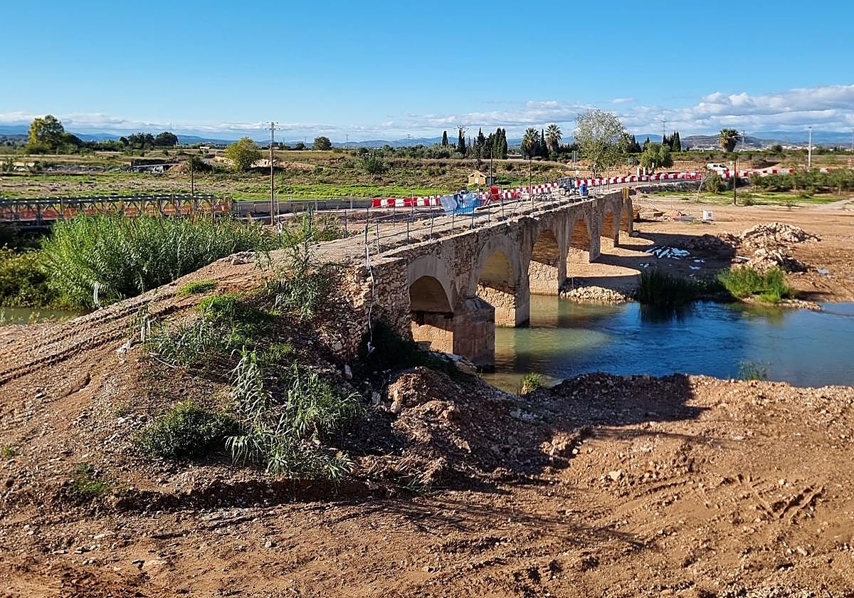 Puente en restauración en Riba-roja.