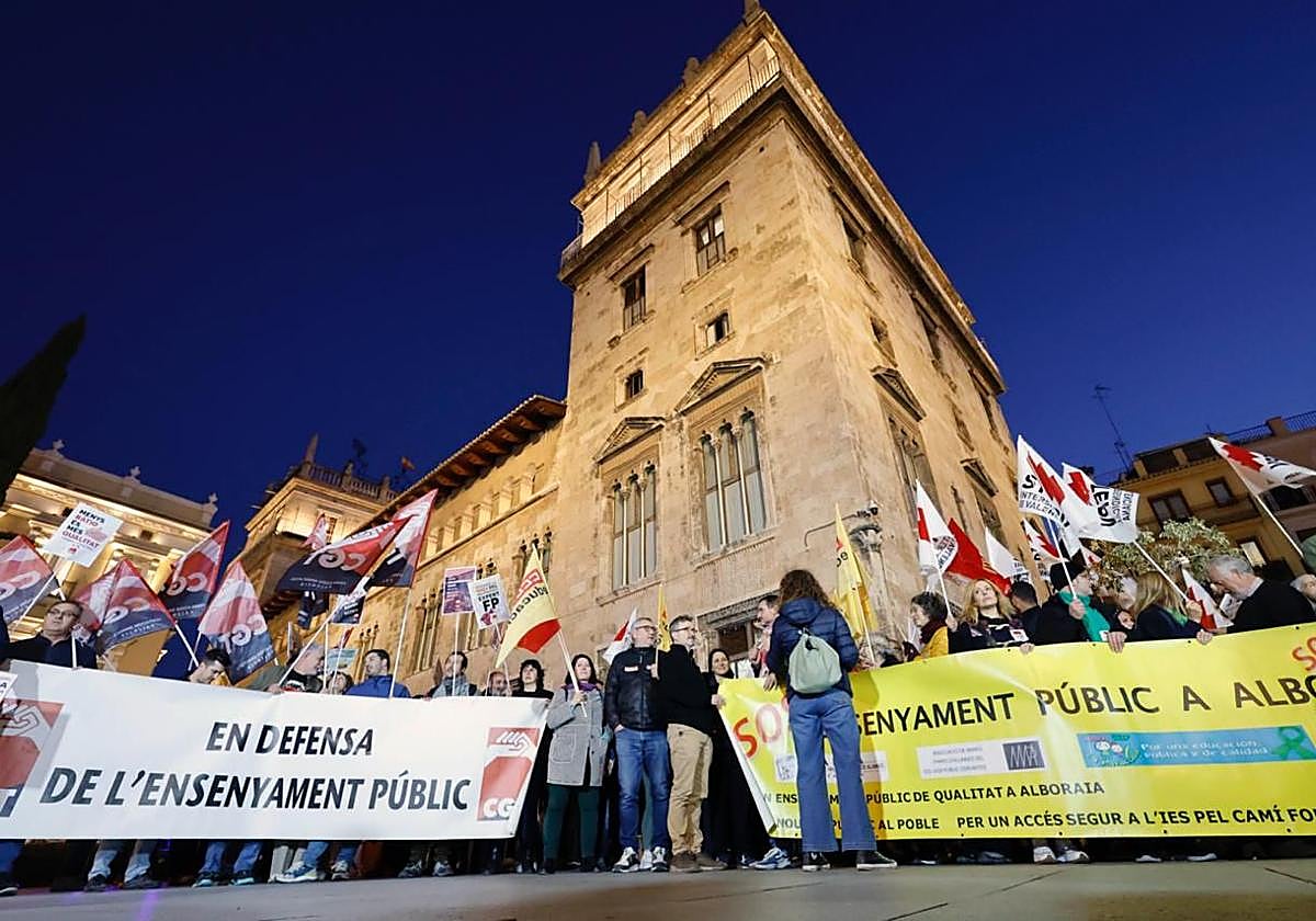 FOTOS | Manifestación del sindicato de profesores en la plaza de Manises