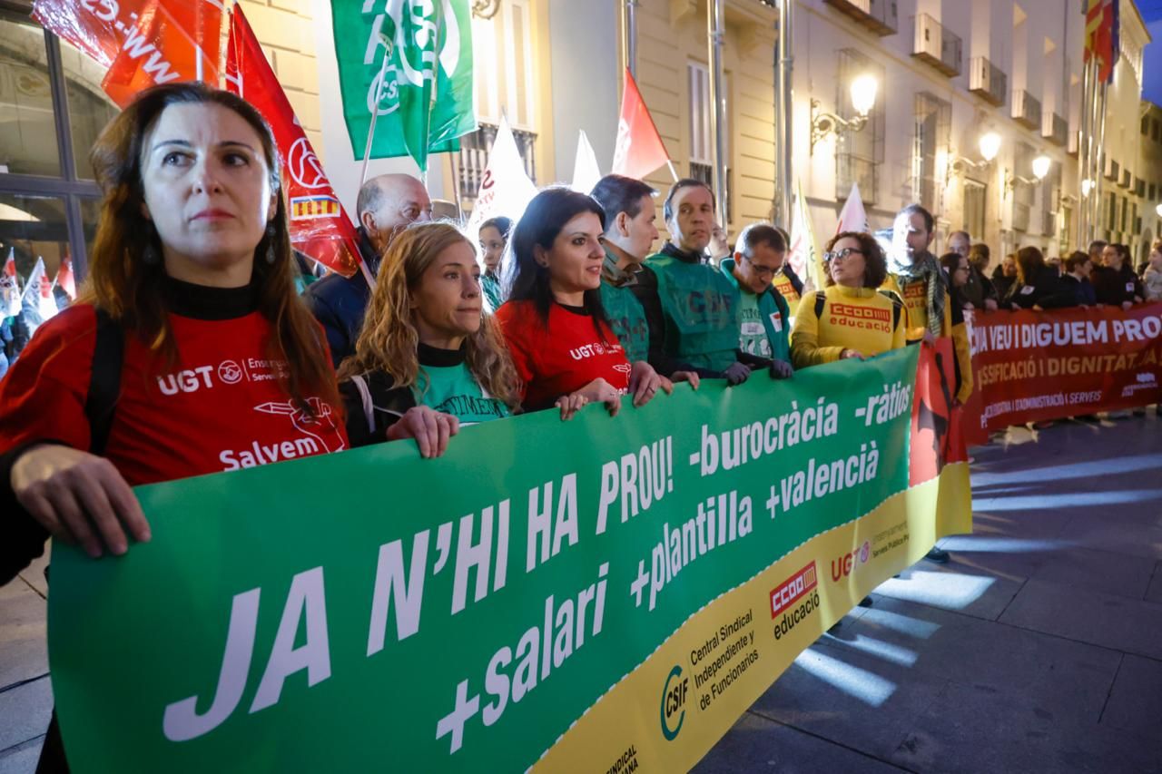 FOTOS | Manifestación del sindicato de profesores en la plaza de Manises