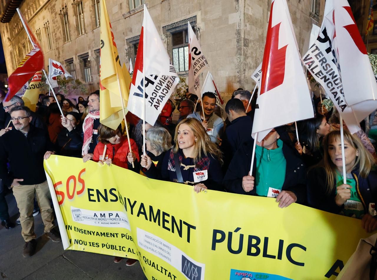 FOTOS | Manifestación del sindicato de profesores en la plaza de Manises
