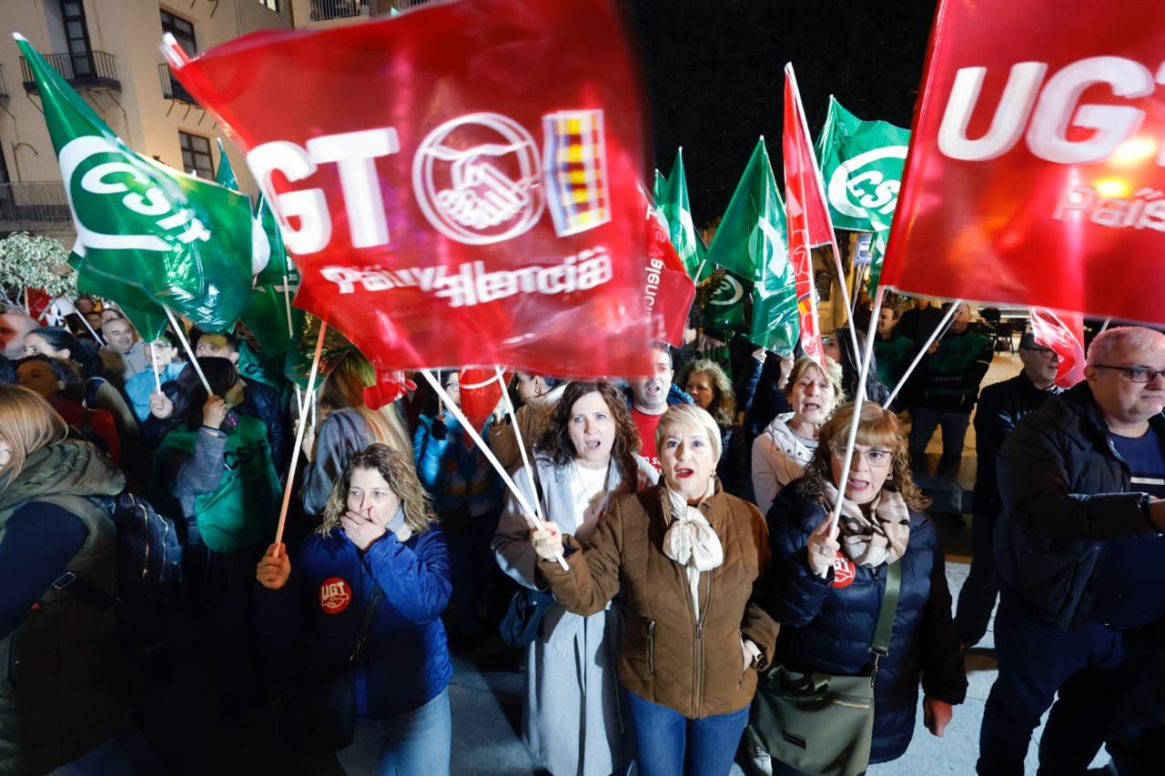 FOTOS | Manifestación del sindicato de profesores en la plaza de Manises