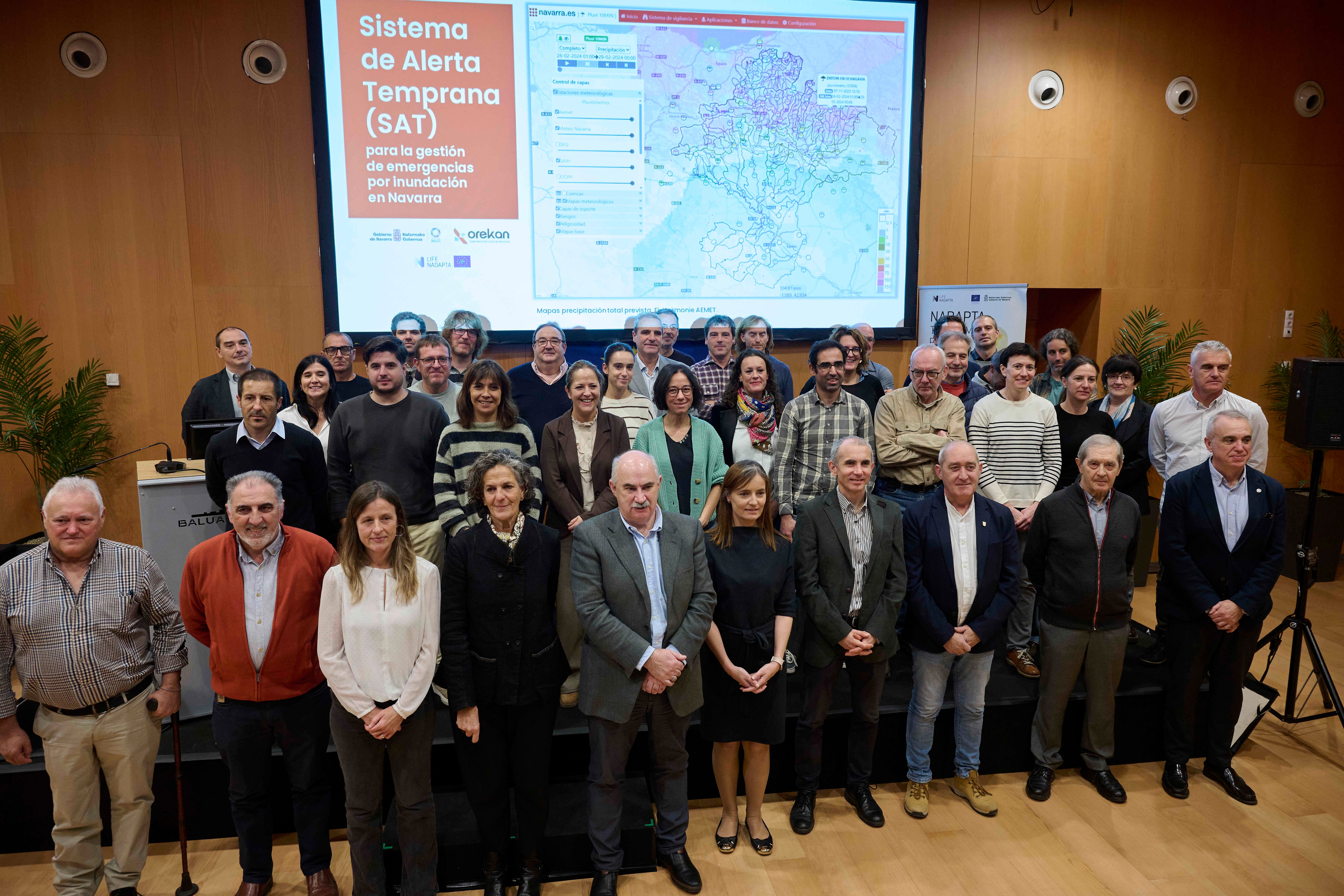 Miembros del Gobierno navarro y técnicos participantes en la puesta en marcha del SAT, durante su presentación.