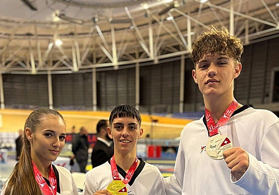 Violeta Díaz, Jairo Ajenjo e Iván Lysenko posan con sus medallas