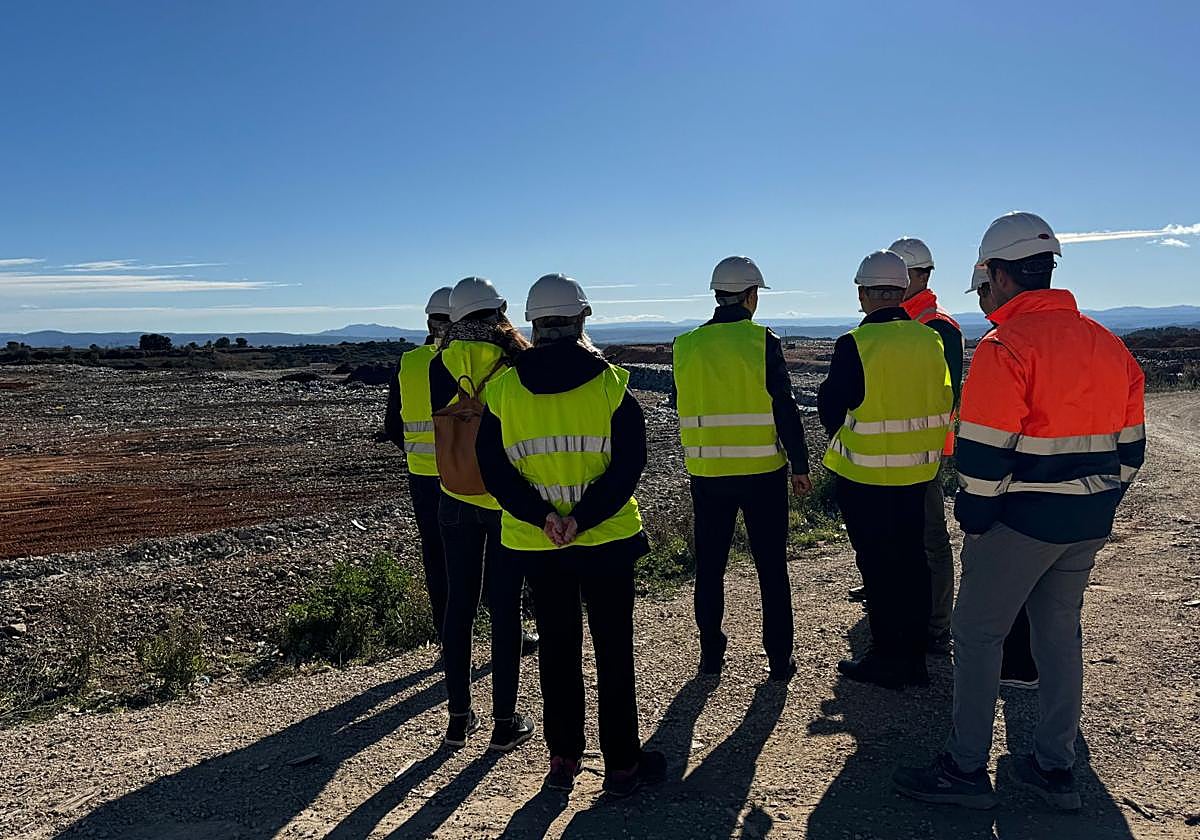 Momento de la visita a la planta de tratamiento.
