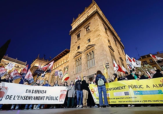 Participantes en la concentración de Valencia, organizada en la plaza de Manises.