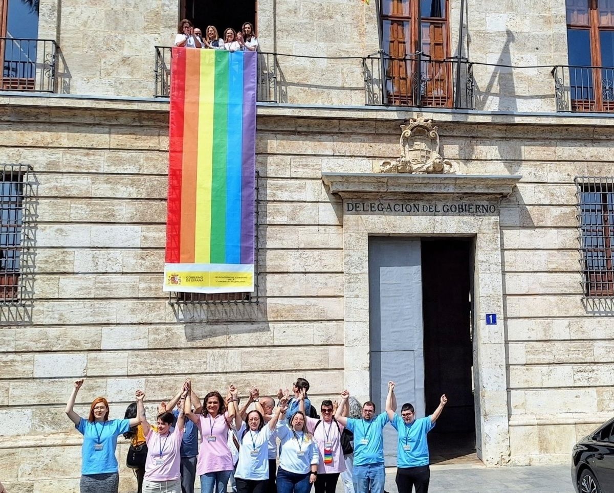 La bandera arcoíris en la fachada de la Delegación del Gobierno.