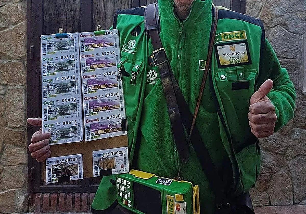 Un vendedor de la ONCE en una imagen de archivo.