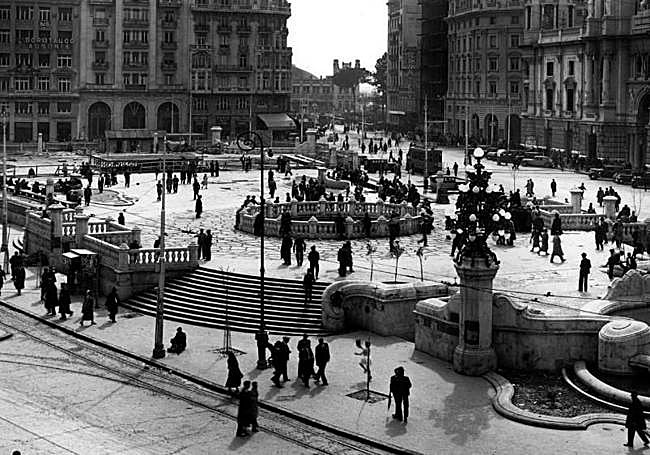 La plaza del Ayuntamiento, con la parte superior de la Tortada en el centro de la imagen.