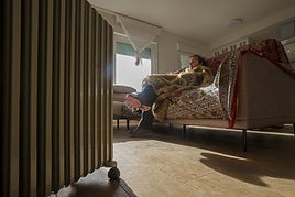 Persona calentandose con un radiador