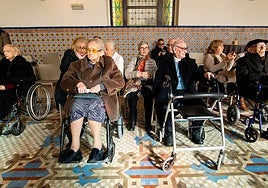 Homenaje a centenarios de Valencia en el Ayuntamiento.