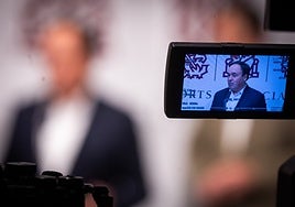 Pérez Llorca, retratado en una cámara.