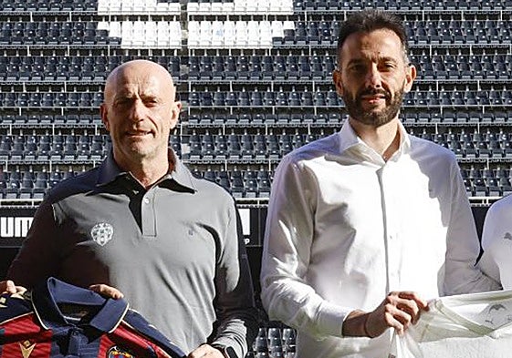 Carlos Corberán y Julián Calero posando con las camisetas de sus clubes días antes del derbi
