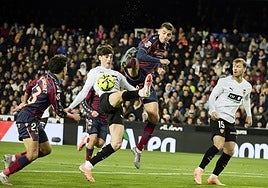 Los jugadores de Valencia y Levante, batallando en Mestalla.