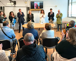 La directora general, junto al alcalde y miembros de la corporación municipal, en la residencia.