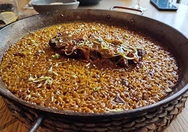 Paella de costillas.