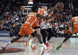 El esfuerzo defensivo del Valencia Basket durante todo el partido fue tremendo.