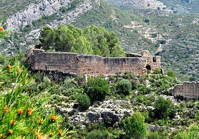 Las ruinas del Castillo de Xío rodeadas de naturaleza.