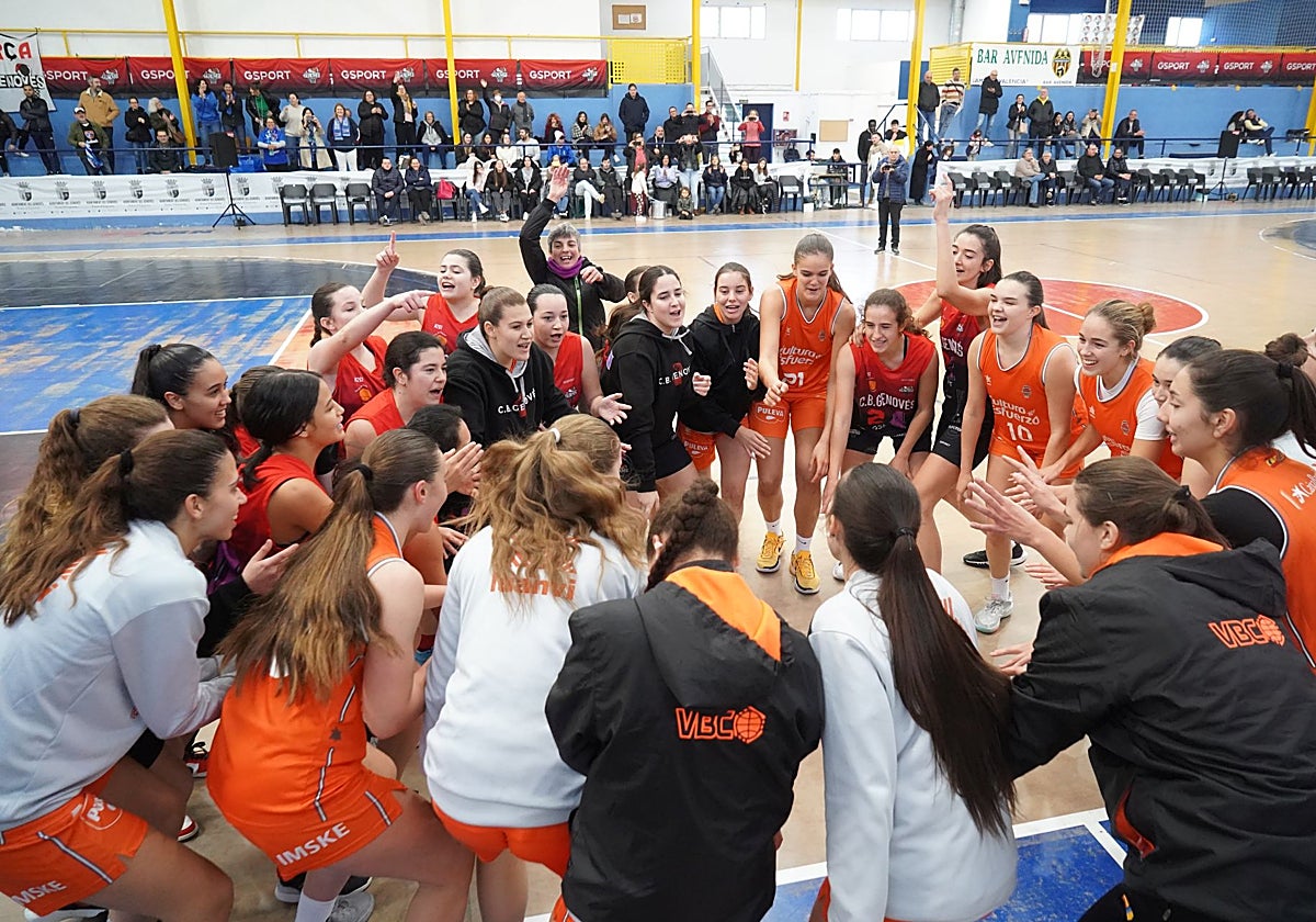 Momento de unión entre el equipo del Genovés y del Valencia Basket