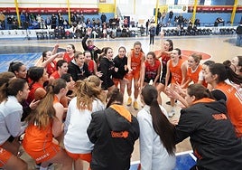 Momento de unión entre el equipo del Genovés y del Valencia Basket