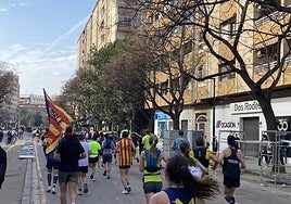 Corredoras y corredores, a su paso en el kilómetro 30 del Maratón Valencia.