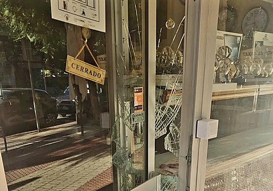 El escaparate roto de la joyería.